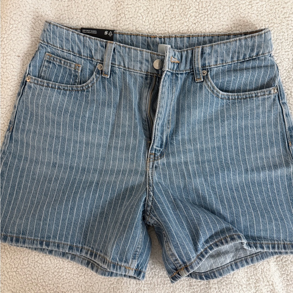 FINAL PRICE BEFOFE DONATION-
H&M High denim short - Picture 2 of 5